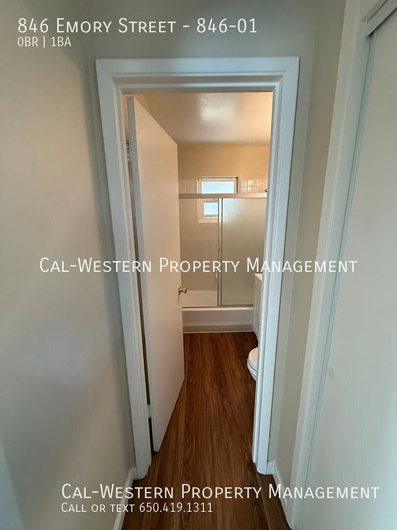 Downstairs Well Maintained Rose Garden Studio - The Alameda & Emory — Photo 3