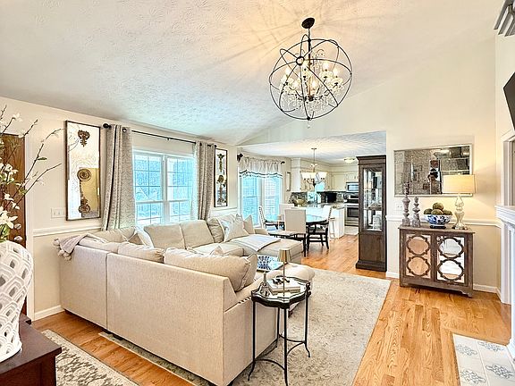 5th image of 224 Charlton Green Dr