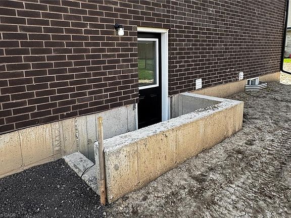 3rd image of 123 Maple St