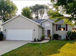 2620 Revo Rd, Davenport, IA 52806