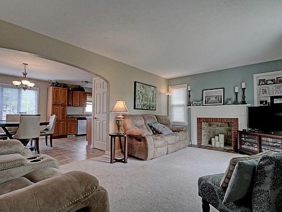 5th image of 2328 Edgewater Dr