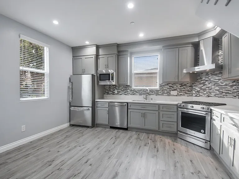 513 S Oak St — Photo 12
