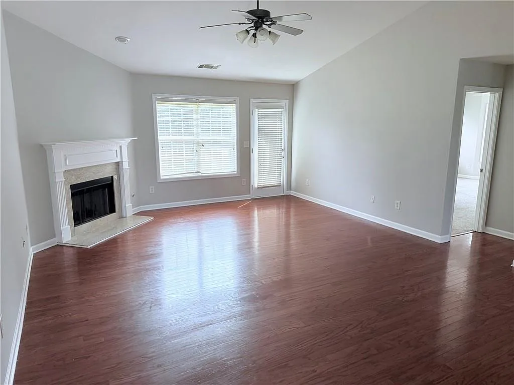 4 bed, 2.0 bath, 1851 sqft, $2,300 — Photo 3