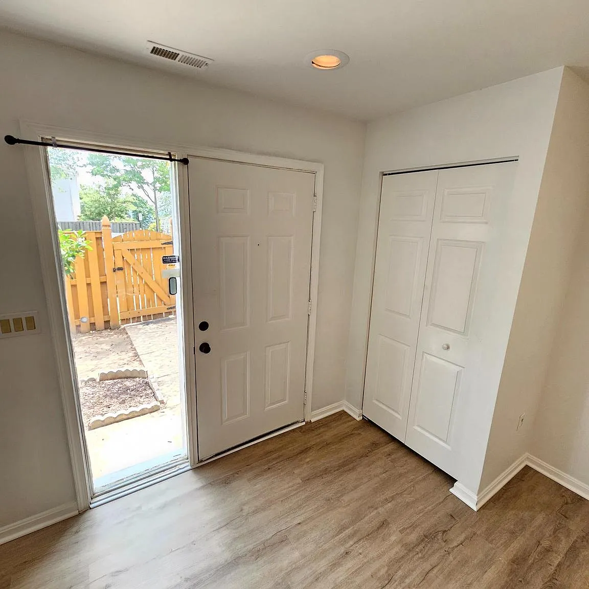 3 bed, 1.5 bath, 972 sqft, $2,300 — Photo 4