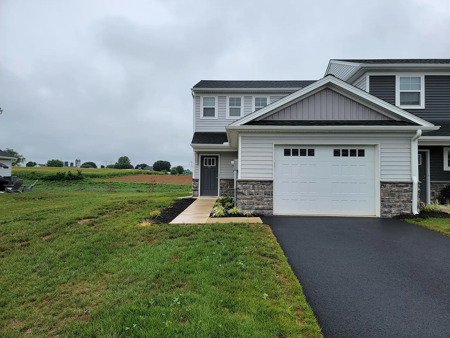 3 bed, 1174 sqft, $2,050 — Photo 1