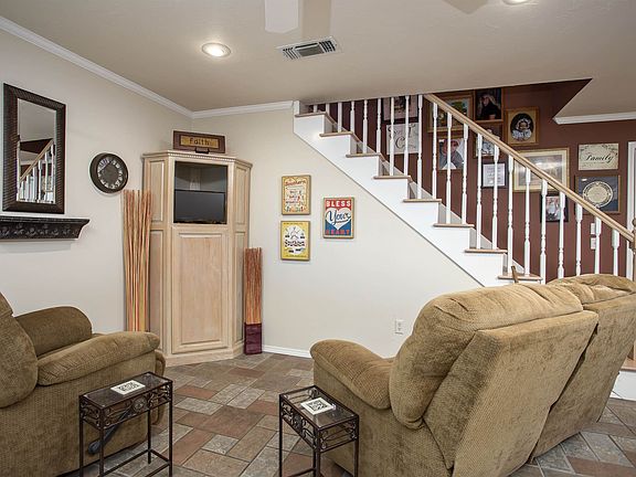 4th image of 1020 Santa Fe Trl