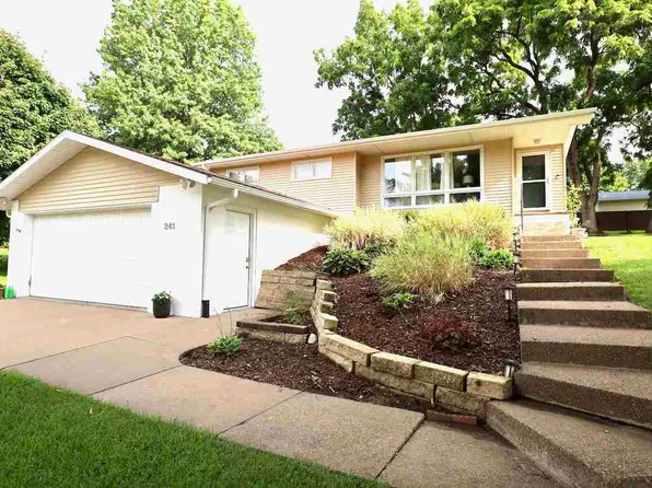 241 Dillaway St, Muscatine, IA 52761