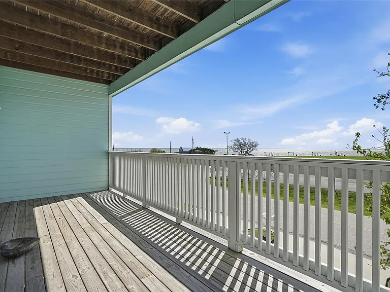 709 N Bayshore Dr — Photo 4