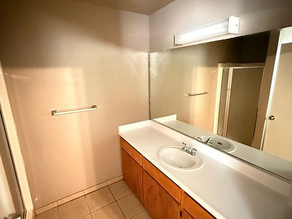 4th image of 2800 Gosford Rd #A