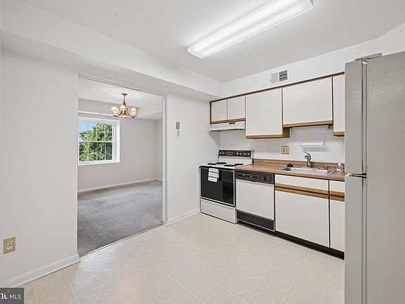 4th image of 10 Brooking Ct Unit 302