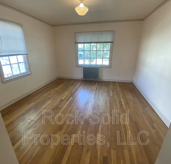607 E 22nd St — Photo 16
