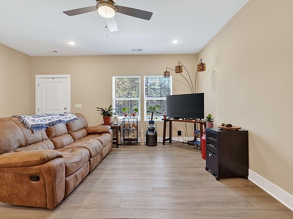 5th image of 35 Chester Ln