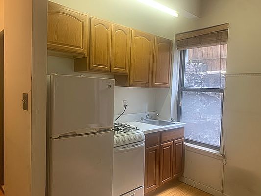 3rd image of 229 E 84th St APT 1E