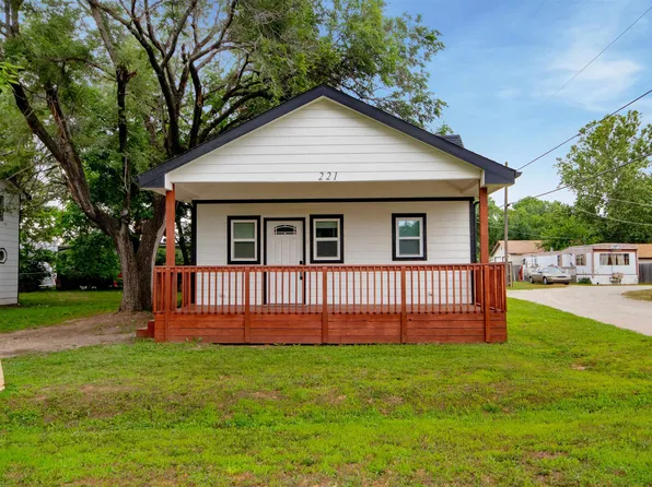 221 E 7th Ave, Belle Plaine, KS 67013