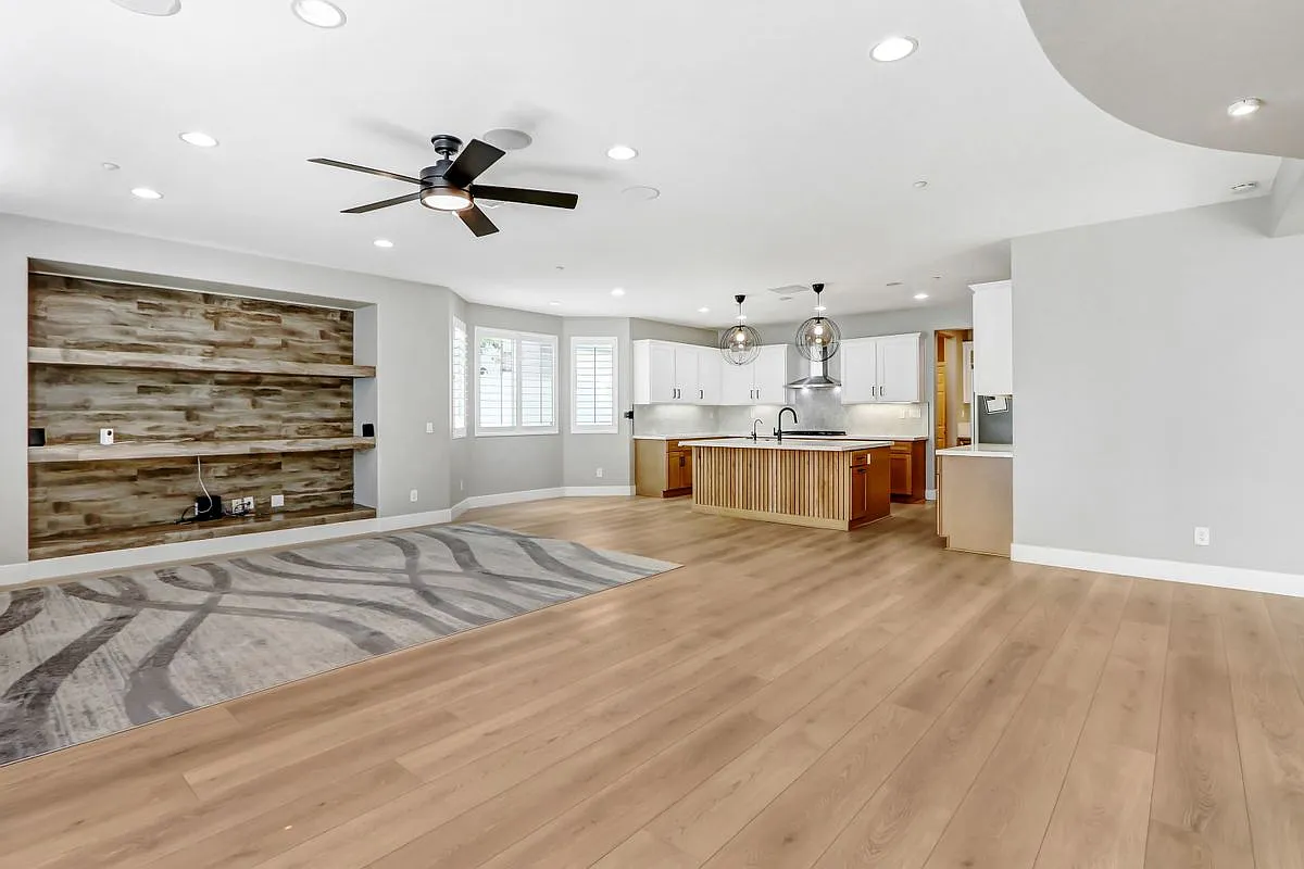 5 bed, 4.5 bath, 4312 sqft, $5,495 — Photo 4
