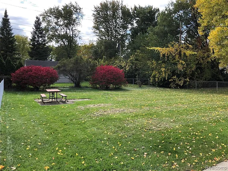 2111 W Forteen Mile Rd — Photo 36