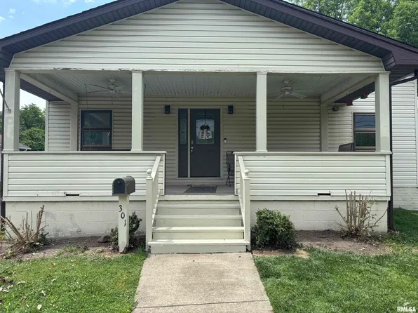 301 N Victor St, Christopher, IL 62822