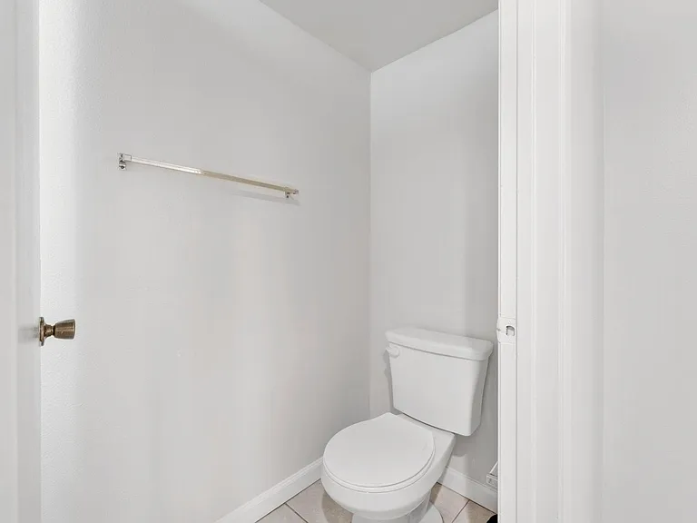 1561 W Jefferson Blvd — Photo 15