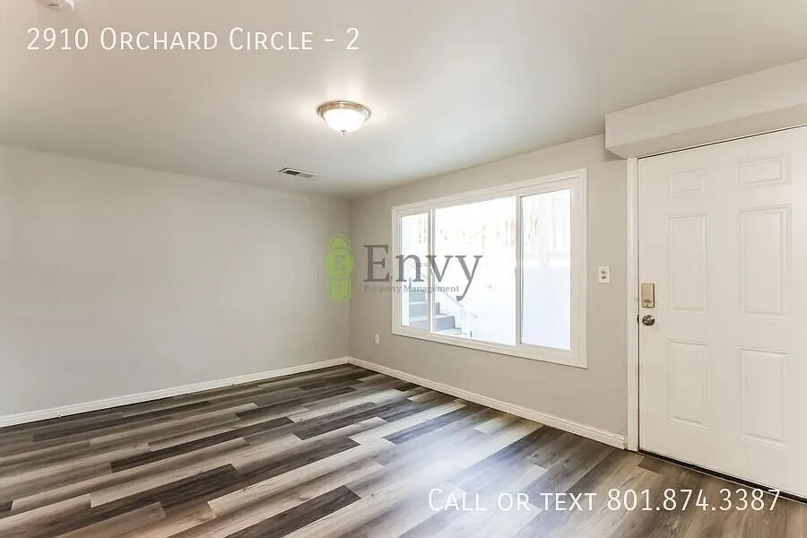 Cozy 2 Bed, 2 Bath Pet-Friendly Basement Unit with Central Air! - Available NOW! — Photo 4