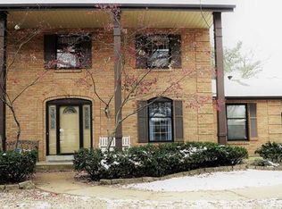 15576 Clover Ridge Dr, Chesterfield, MO 63017