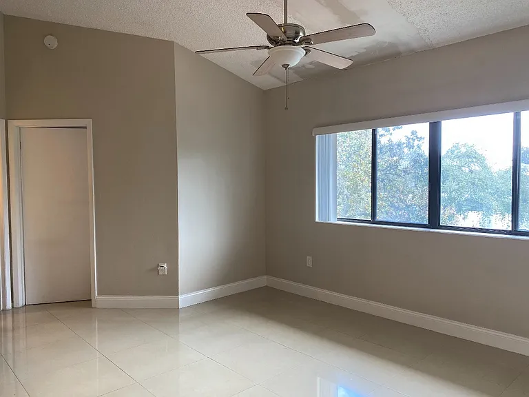 2445 SW 18th Ter #9-022 — Photo 12