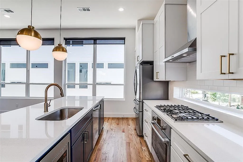 2 bed, 2.5 bath, 1954 sqft, $3,900 — Photo 4