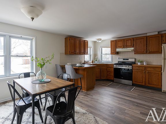 2nd image of 3928 Causeway Dr NE