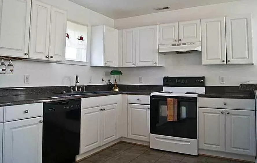 1 bed, 1.5 bath, 1100 sqft, $750 — Photo 2