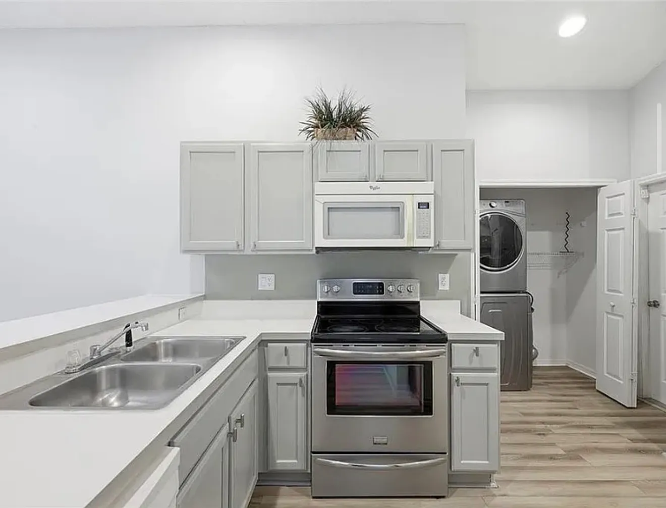 3 bed, $2,699 — Photo 4