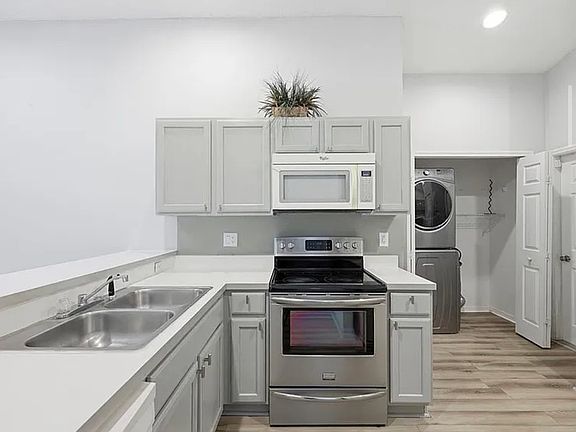 4th image of 15187 Harrowgate Way