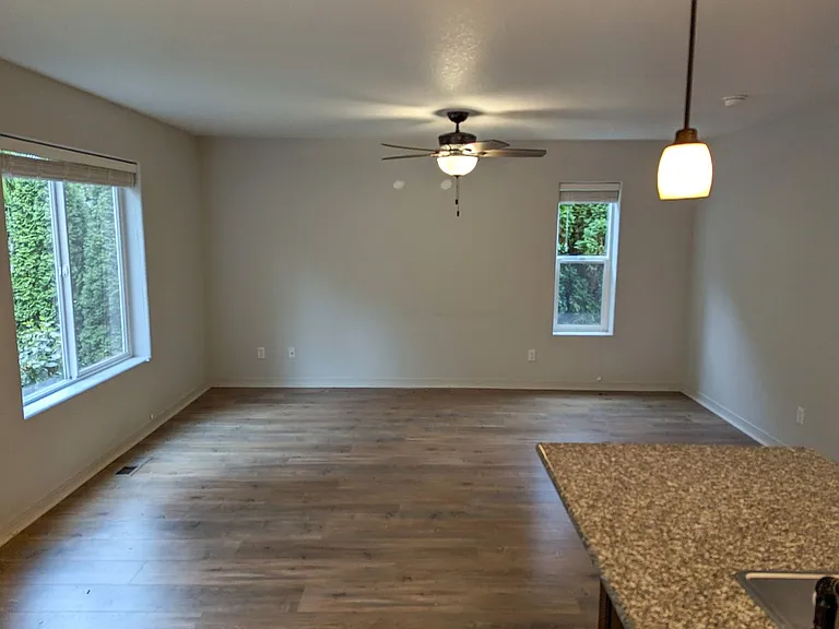 407 & 409 Madrona Ave SE — Photo 3