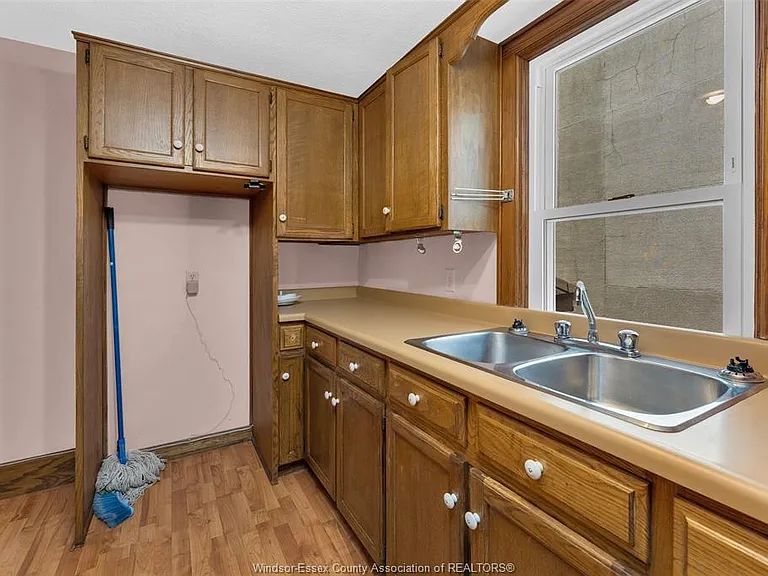 1451 Ouellette Ave #UPPER — Photo 24