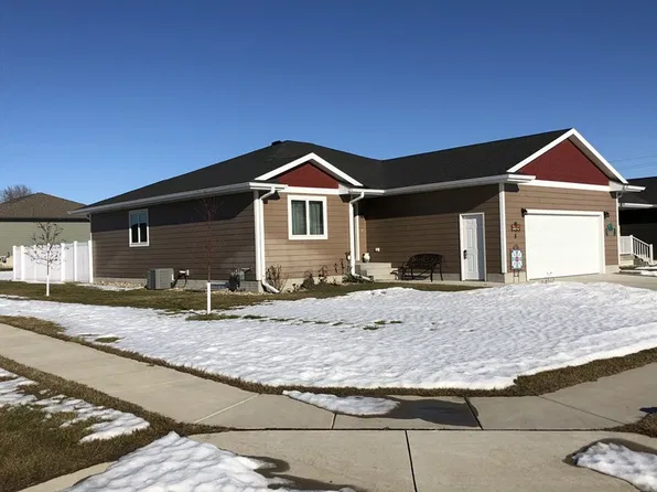 1404 Augustine Dr, Yankton, SD 57078
