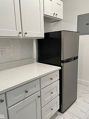 5th image of 415 E 71st St #5C
