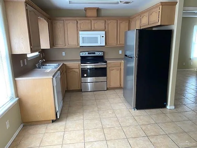2601 Cervantes Ave — Photo 3