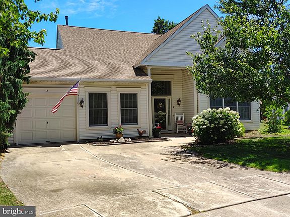 3rd image of 8 Parkview Cir