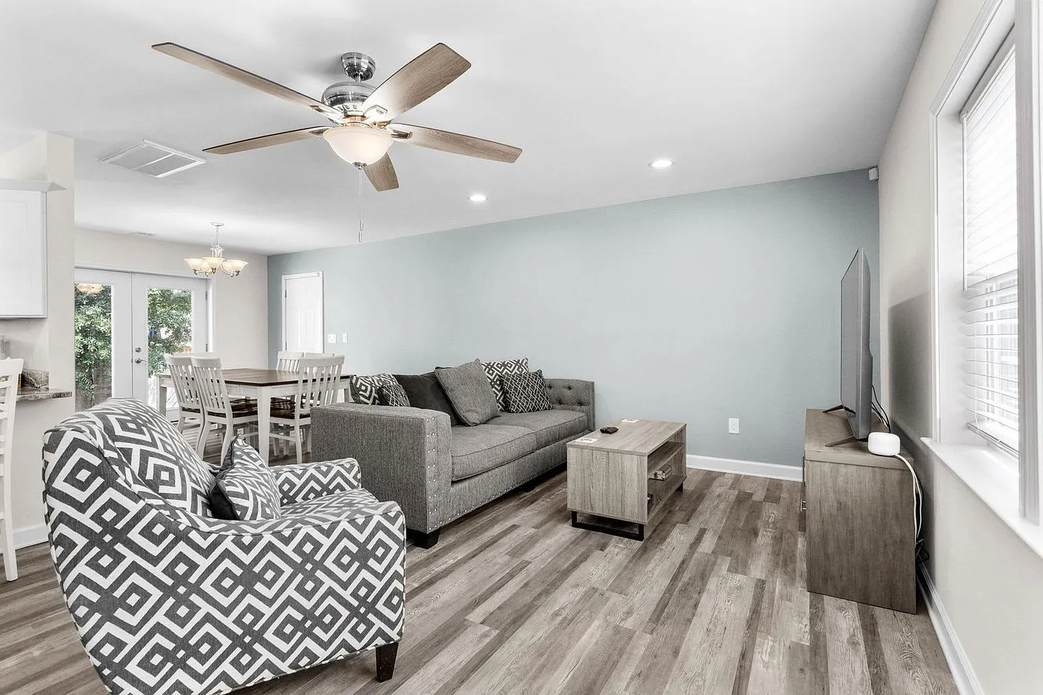 3 bed, 2.0 bath, 1345 sqft, $4,380 — Photo 3