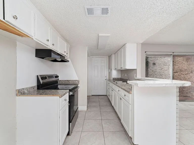 Newly Renovated Apartment In Houston — Photo 8