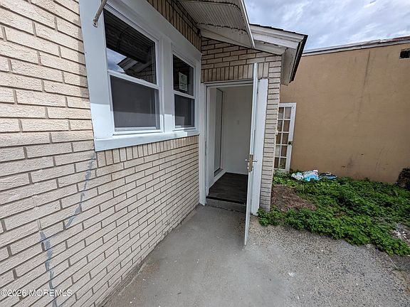 3rd image of 121 Kossuth St #1
