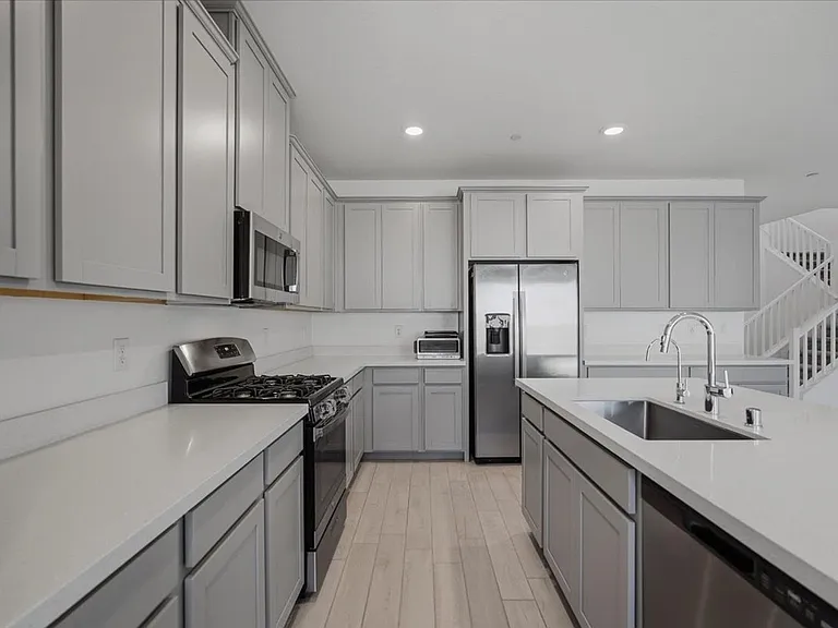 294 Mount Williamson St — Photo 3