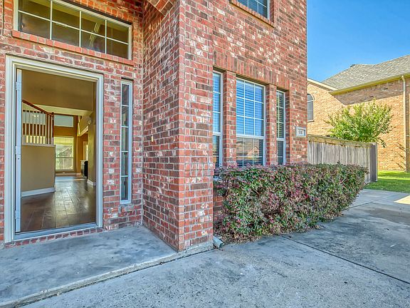 2nd image of 516 Lakeview Cir