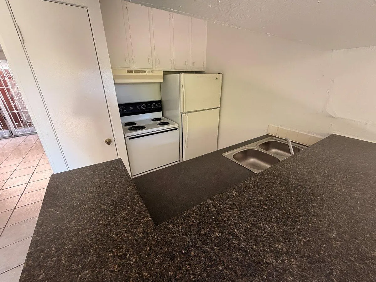 Building Photo - 820 W Alabama St #6