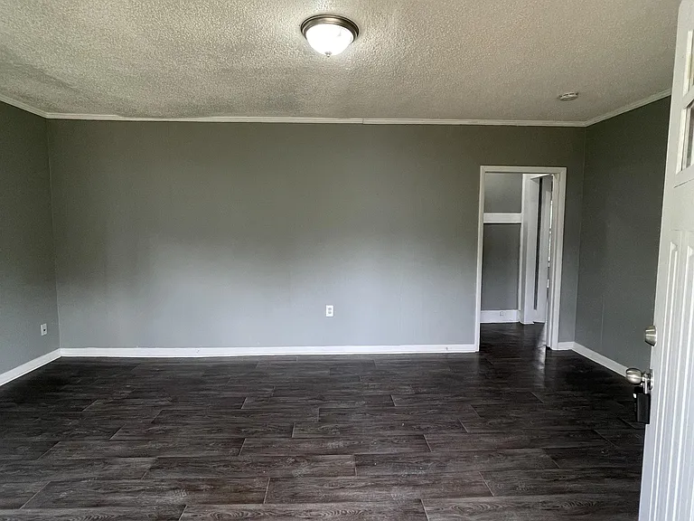 2702 Woodside St — Photo 2