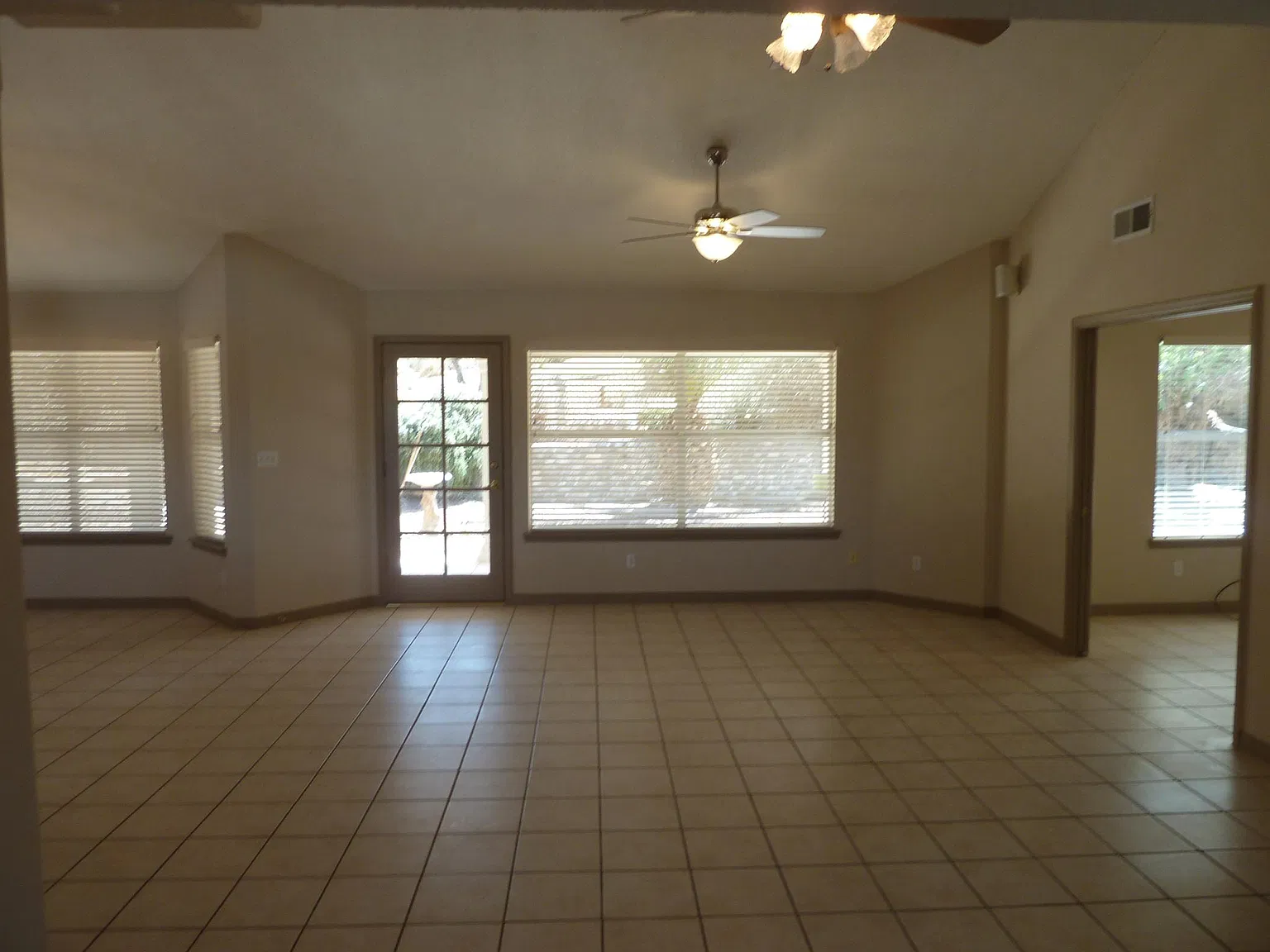 3 bed, 1817 sqft, $2,100 — Photo 4
