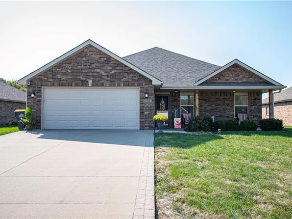 1703 NW Creekland Dr, Grain Valley, MO 64029