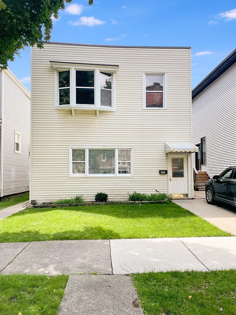 3 bed, 1200 sqft, $1,650 — Photo 1