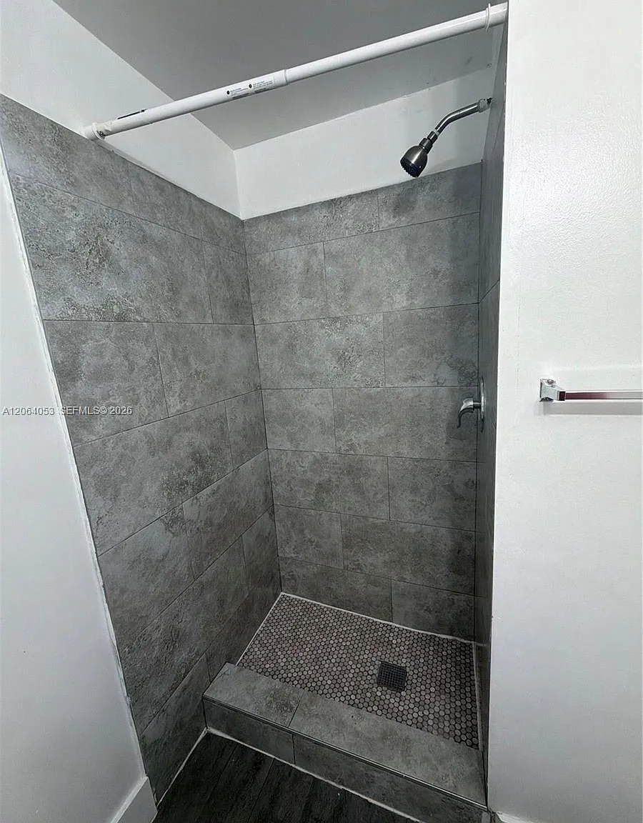 Hollywood South Side Add — Photo 4