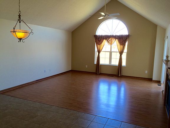 Great room, vaulted ceiling