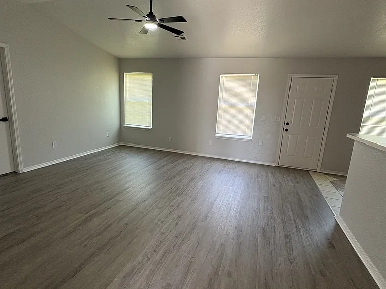 1617 Ginger Ave — Photo 2
