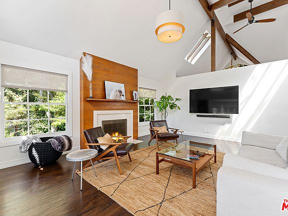 4th image of 8926 Wonderland Ave